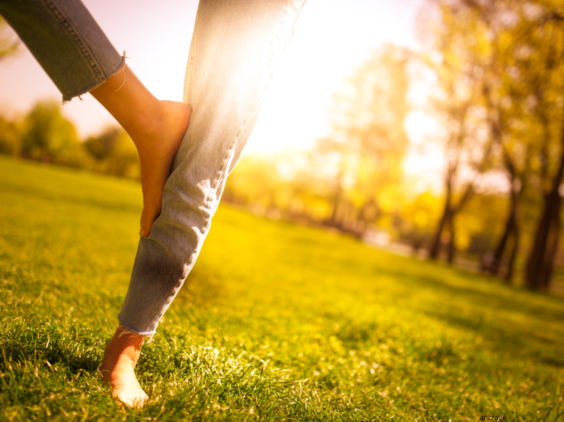 Reconnecte-toi à la Terre : les bienfaits de marcher pieds nus et du yoga