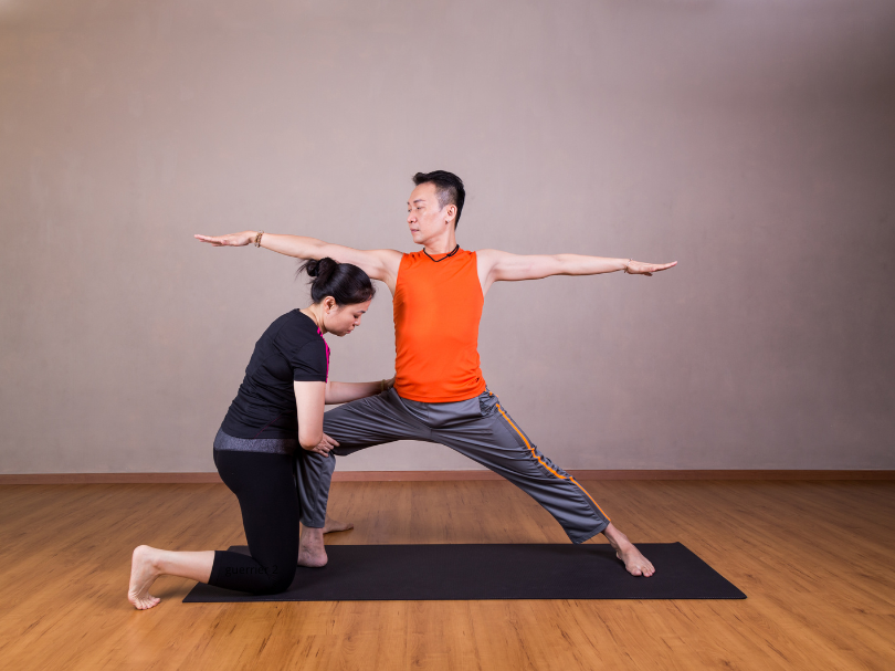 Guerrier 2 (Virabhadrasana II) : Les secrets d’une posture puissante et équilibrante