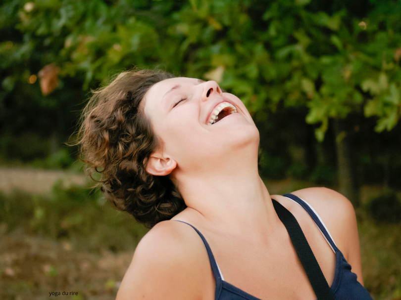 découvre les bienfaits du yoga du rire